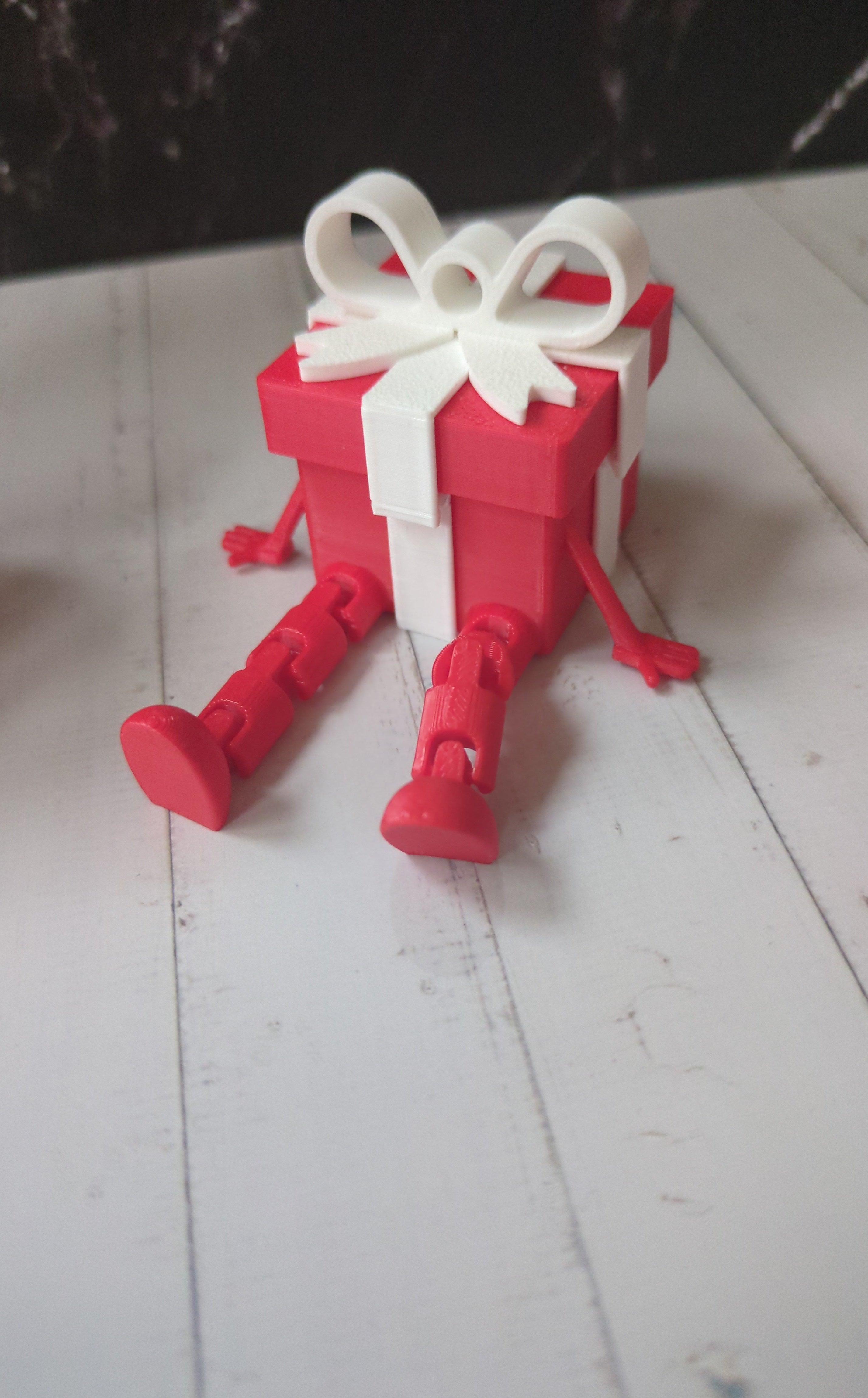 Geschenkfigur mit Beinen