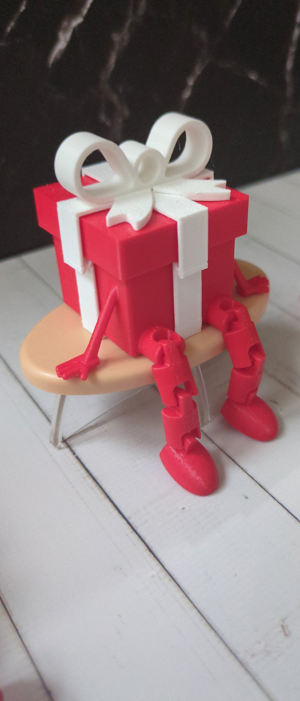 Geschenkfigur mit Beinen