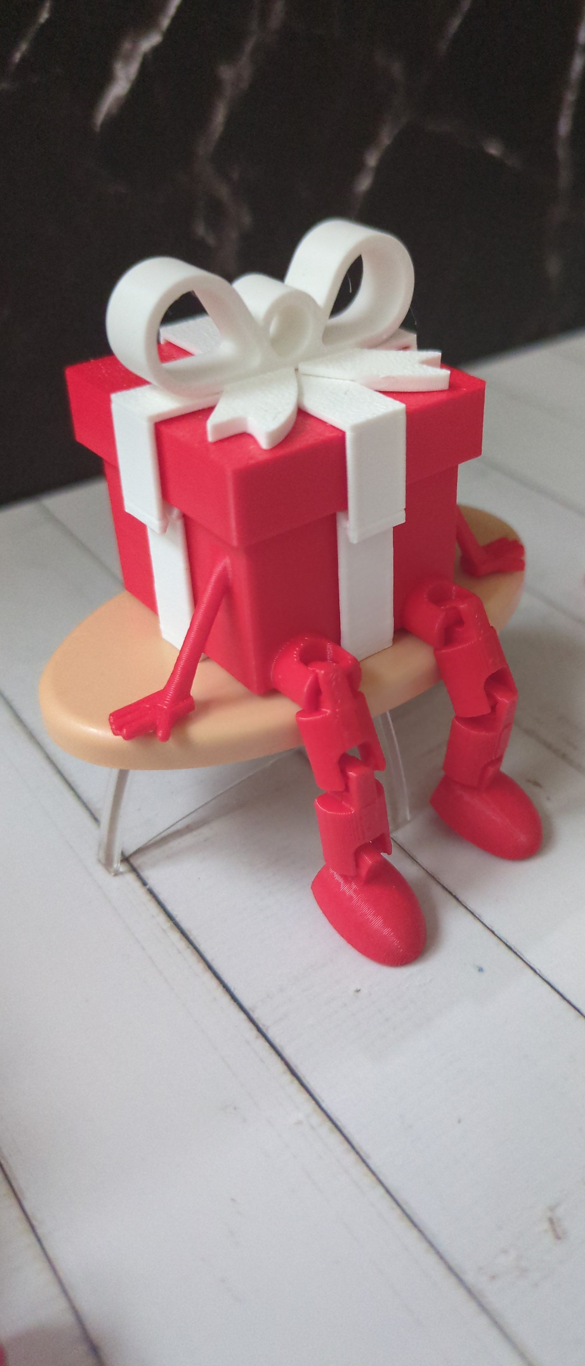 Geschenkfigur mit Beinen